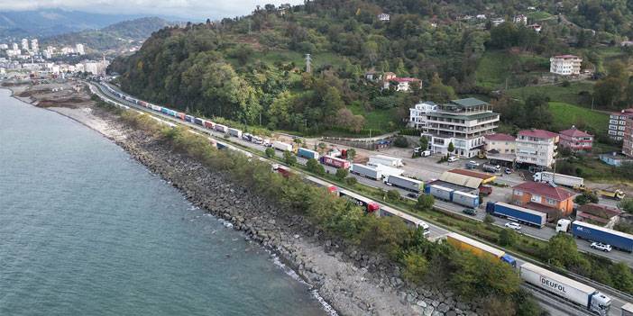 Sarp Sınır Kapısı'nda tırlar kilometrelerce kuyruk oluşturdu