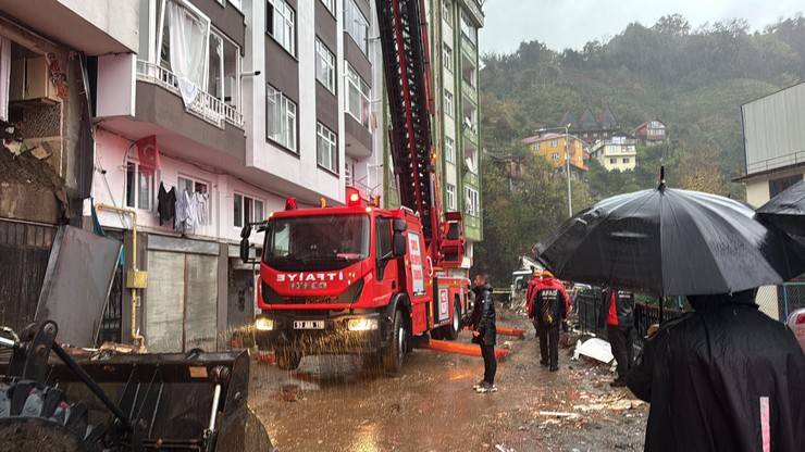 Rize'de heyelan 1 ölü, 3 yaralı 16