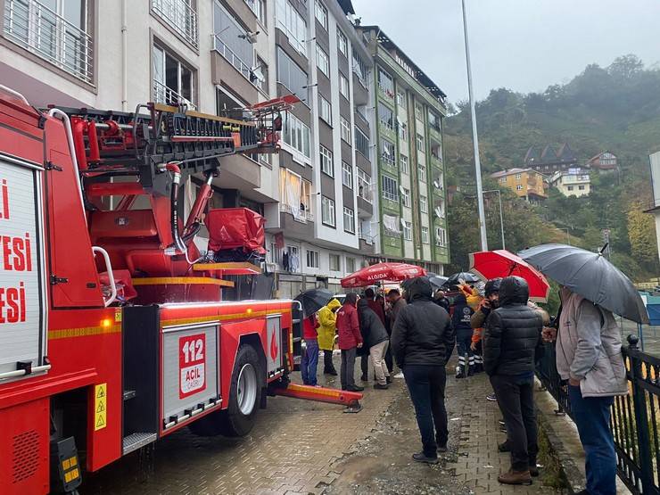 Rize'de heyelan 1 ölü, 3 yaralı 17