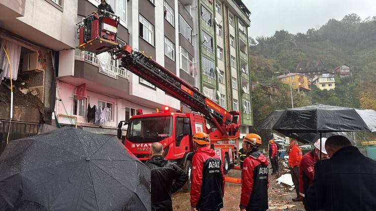 Rize'de heyelan 1 ölü, 3 yaralı 18