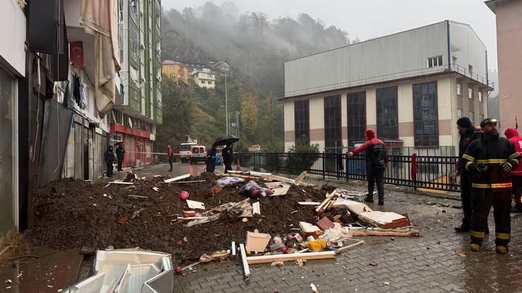 Rize'de heyelan 1 ölü, 3 yaralı 28