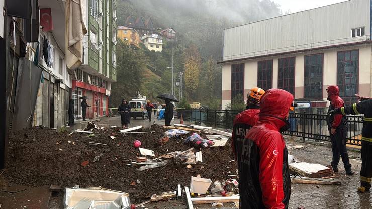 Rize'de heyelan 1 ölü, 3 yaralı 31