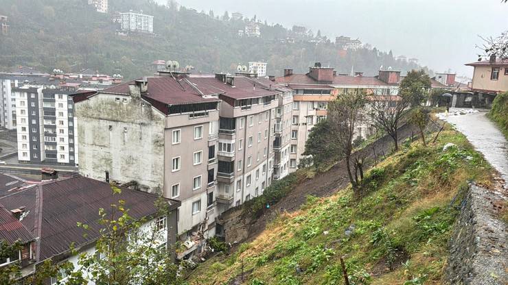 Rize'de heyelan 1 ölü, 3 yaralı 36