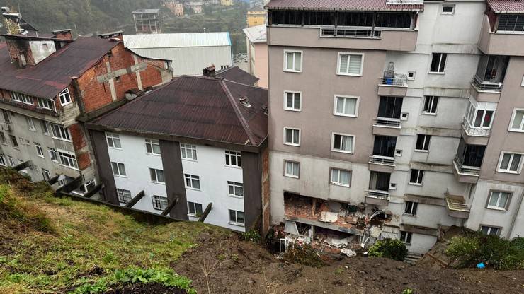 Rize'de heyelan 1 ölü, 3 yaralı 37