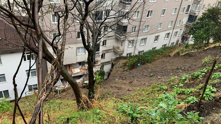 Rize'de heyelan 1 ölü, 3 yaralı 39