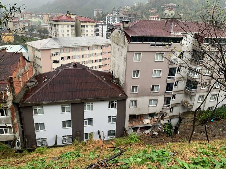 Rize'de heyelan 1 ölü, 3 yaralı 42