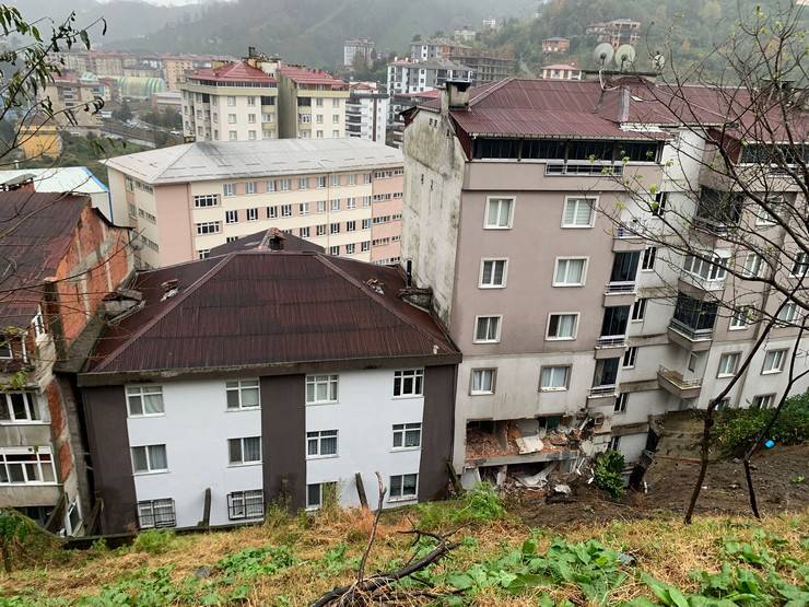 Rize'de heyelan 1 ölü, 3 yaralı 43