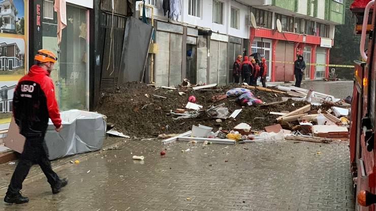 Rize'de heyelan 1 ölü, 3 yaralı 8