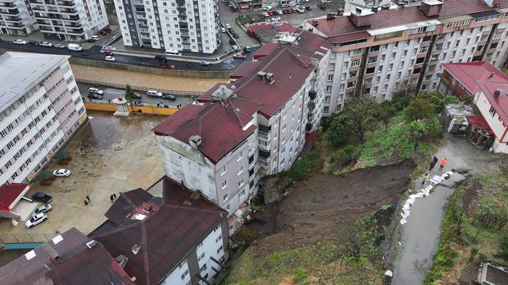 Rize'nin Çayeli ilçesinde heyelanın yaşandığı alan havadan görüntülendi 10