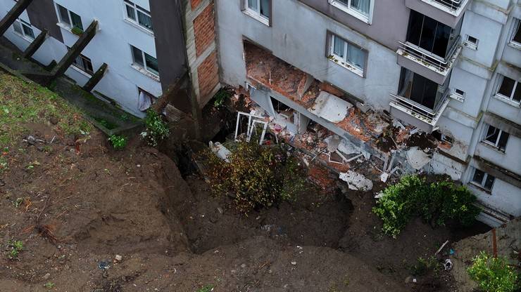 Rize'nin Çayeli ilçesinde heyelanın yaşandığı alan havadan görüntülendi 11