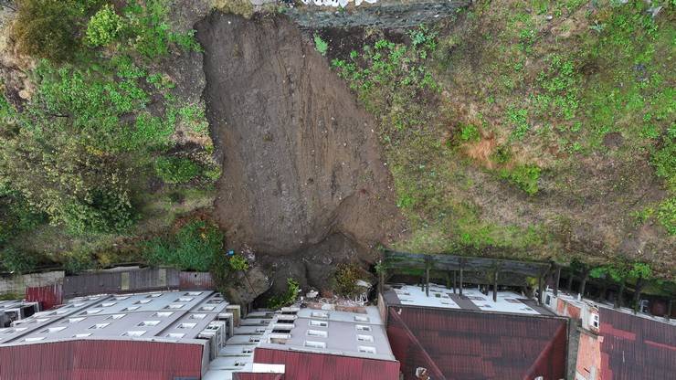 Rize'nin Çayeli ilçesinde heyelanın yaşandığı alan havadan görüntülendi 14