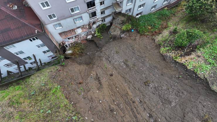 Rize'nin Çayeli ilçesinde heyelanın yaşandığı alan havadan görüntülendi 15