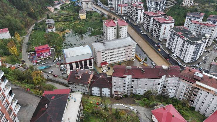 Rize'nin Çayeli ilçesinde heyelanın yaşandığı alan havadan görüntülendi 18