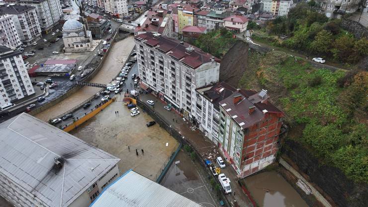 Rize'nin Çayeli ilçesinde heyelanın yaşandığı alan havadan görüntülendi 19