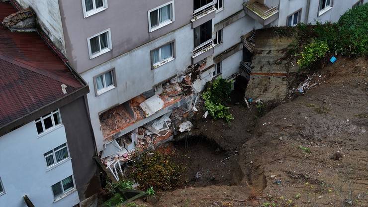 Rize'nin Çayeli ilçesinde heyelanın yaşandığı alan havadan görüntülendi 20