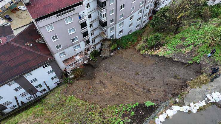 Rize'nin Çayeli ilçesinde heyelanın yaşandığı alan havadan görüntülendi 22