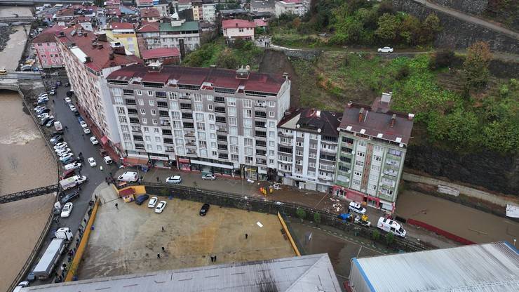 Rize'nin Çayeli ilçesinde heyelanın yaşandığı alan havadan görüntülendi 23