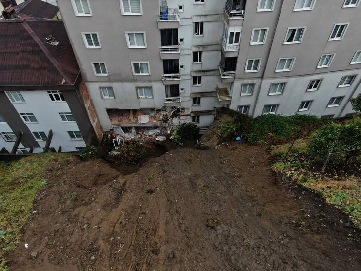 Rize'nin Çayeli ilçesinde heyelanın yaşandığı alan havadan görüntülendi 3