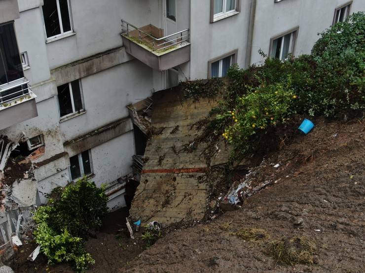 Rize'nin Çayeli ilçesinde heyelanın yaşandığı alan havadan görüntülendi 5