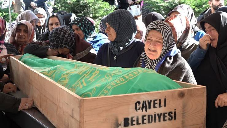 Rize'de heyelanda hayatını kaybeden kişinin cenazesi toprağa verildi 4