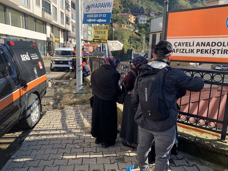 Rize'de heyelanın vurduğu evlere 60 ton toprak girmiş 11