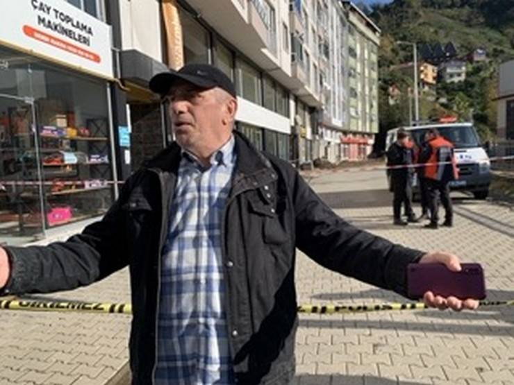 Rize'de heyelanın vurduğu evlere 60 ton toprak girmiş 14