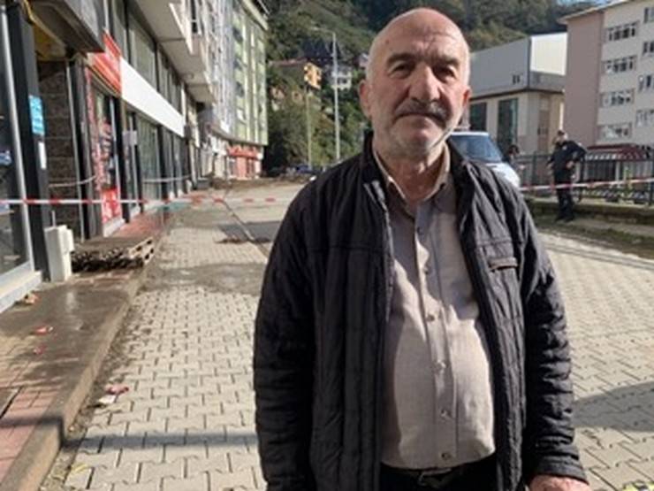 Rize'de heyelanın vurduğu evlere 60 ton toprak girmiş 15