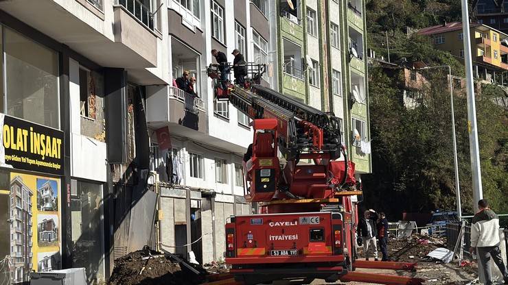 Rize'deki heyelanda evlerinden tahliye edilen vatandaşlar AFAD kontrolünde eşyalarını alıyor 1