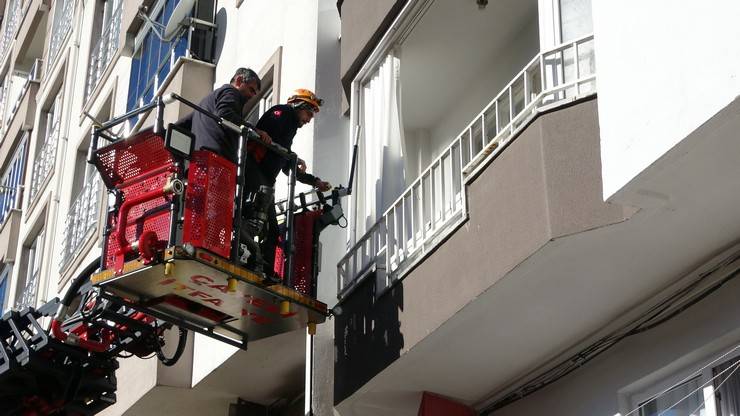 Rize'deki heyelanda evlerinden tahliye edilen vatandaşlar AFAD kontrolünde eşyalarını alıyor 18