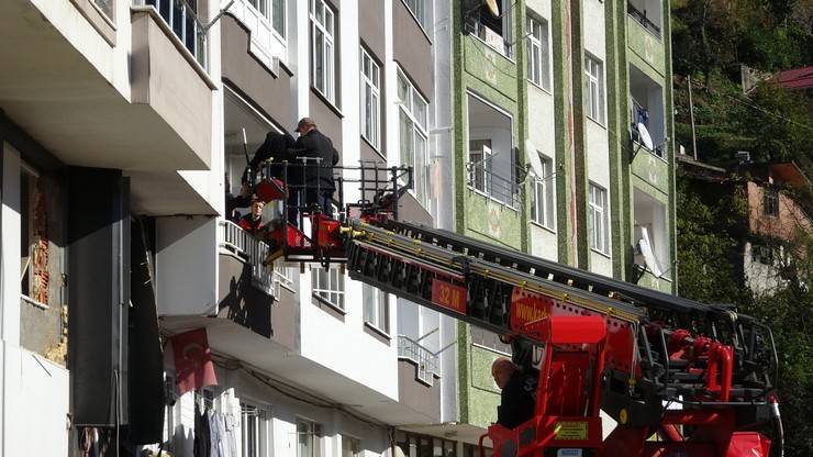 Rize'deki heyelanda evlerinden tahliye edilen vatandaşlar AFAD kontrolünde eşyalarını alıyor 19