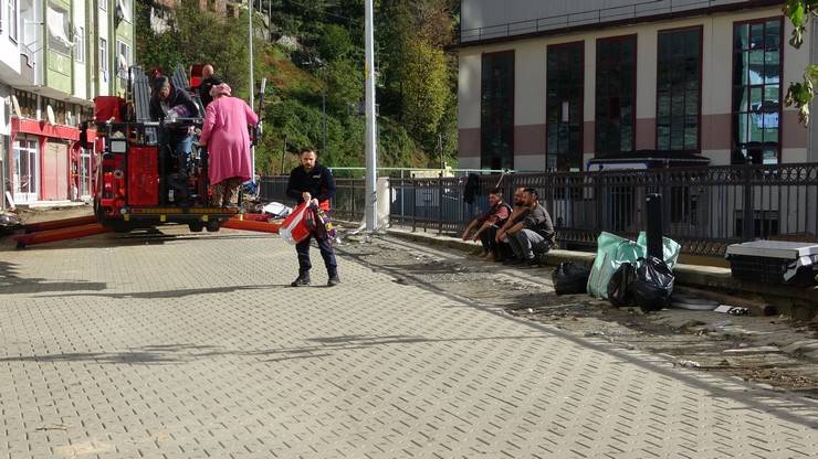 Rize'deki heyelanda evlerinden tahliye edilen vatandaşlar AFAD kontrolünde eşyalarını alıyor 20