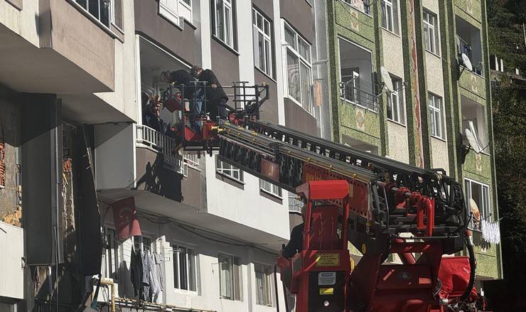 Rize'deki heyelanda evlerinden tahliye edilen vatandaşlar AFAD kontrolünde eşyalarını alıyor 5