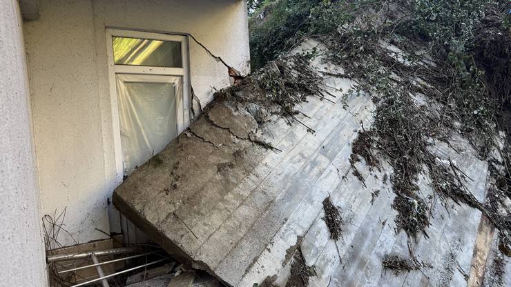 Rize'deki heyelanda evlerinden tahliye edilen vatandaşlar AFAD kontrolünde eşyalarını alıyor 7