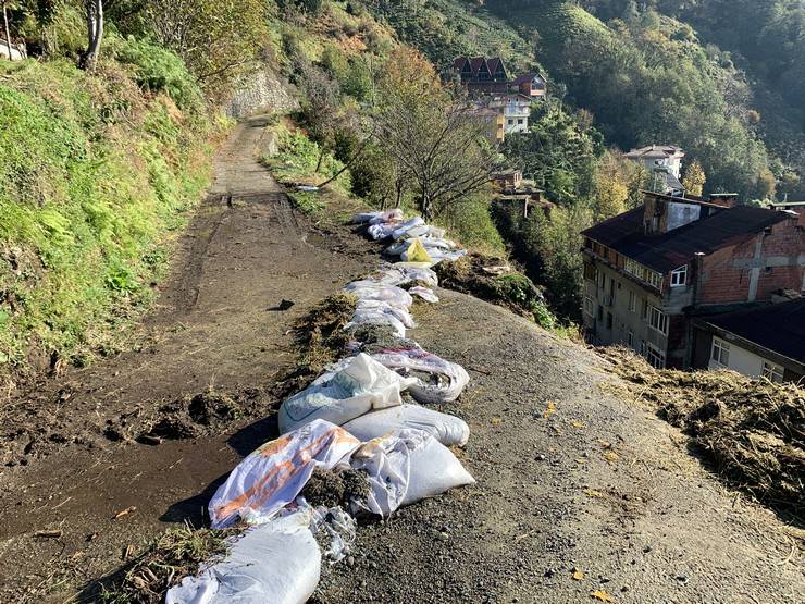 Rize'de heyelanın vurduğu binanın yıkılan istinat duvarı ömrünü tamamlamış 8