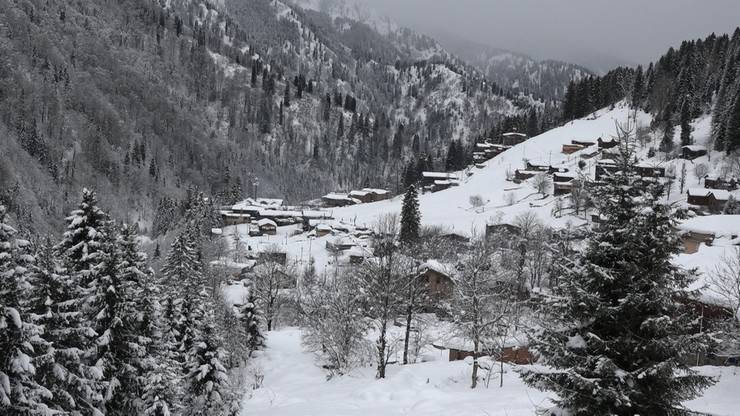 Ayder Yaylası'nda günlerdir devam eden kar yağışı hem ziyaretçileri hem işletmecileri mutlu ediyor 1