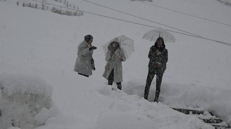 Ayder Yaylası'nda günlerdir devam eden kar yağışı hem ziyaretçileri hem işletmecileri mutlu ediyor 2