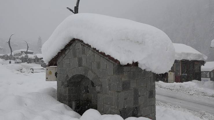 Ayder Yaylası'nda günlerdir devam eden kar yağışı hem ziyaretçileri hem işletmecileri mutlu ediyor 3