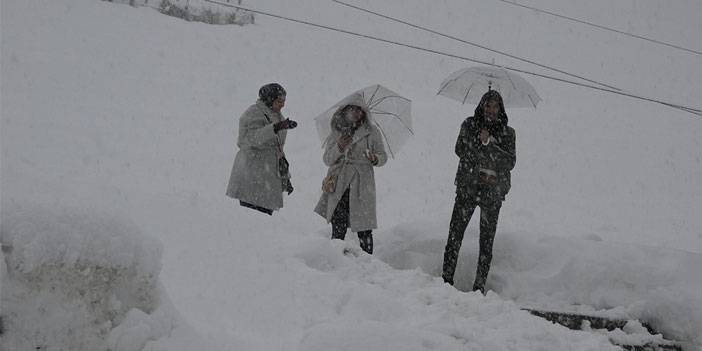 Ayder Yaylası'nda günlerdir devam eden kar yağışı hem ziyaretçileri hem işletmecileri mutlu ediyor