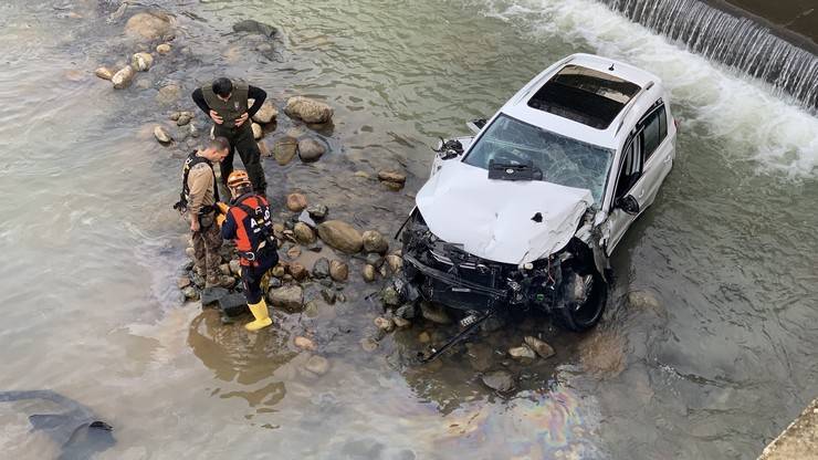 Rize'de öğrenci servisi ile çarpışan otomobil dereye düştü 11 yaralı 13