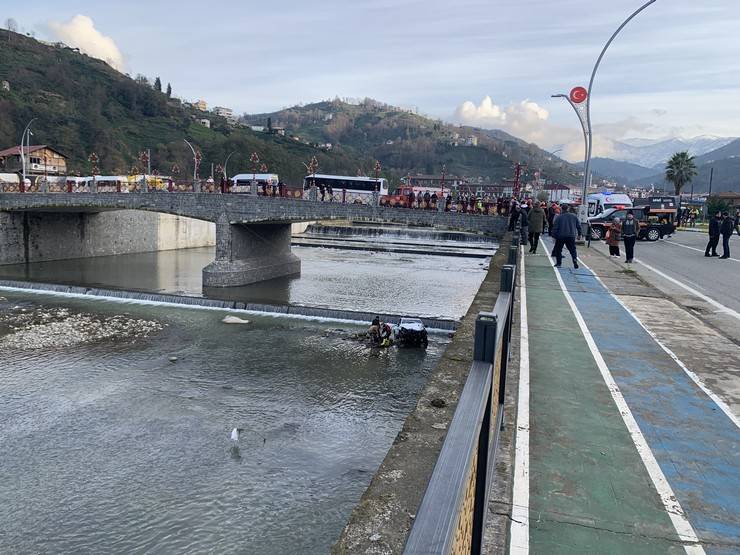 Rize'de öğrenci servisi ile çarpışan otomobil dereye düştü 11 yaralı 15