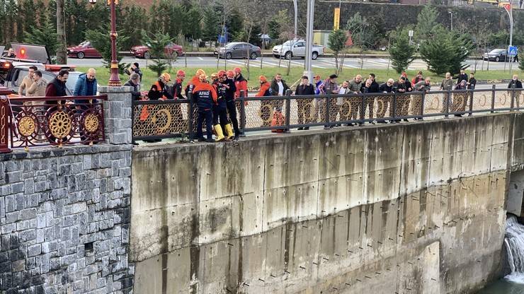 Rize'de öğrenci servisi ile çarpışan otomobil dereye düştü 11 yaralı 16