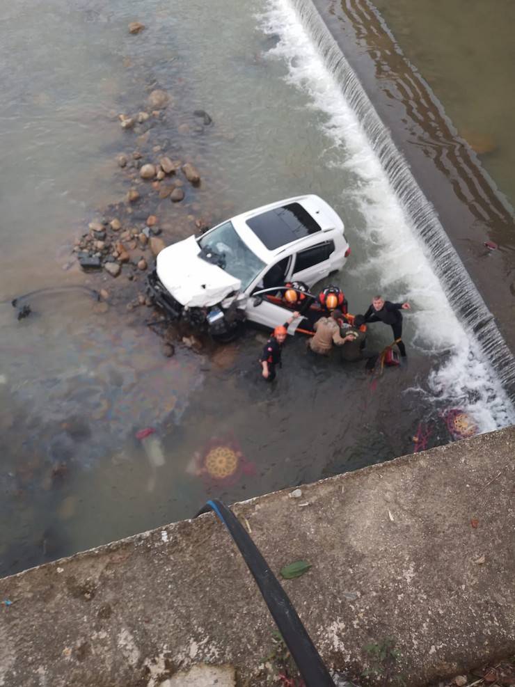 Rize'de öğrenci servisi ile çarpışan otomobil dereye düştü 11 yaralı 2