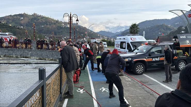 Rize'de öğrenci servisi ile çarpışan otomobil dereye düştü 11 yaralı 20