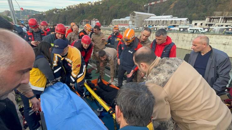 Rize'de öğrenci servisi ile çarpışan otomobil dereye düştü 11 yaralı 26