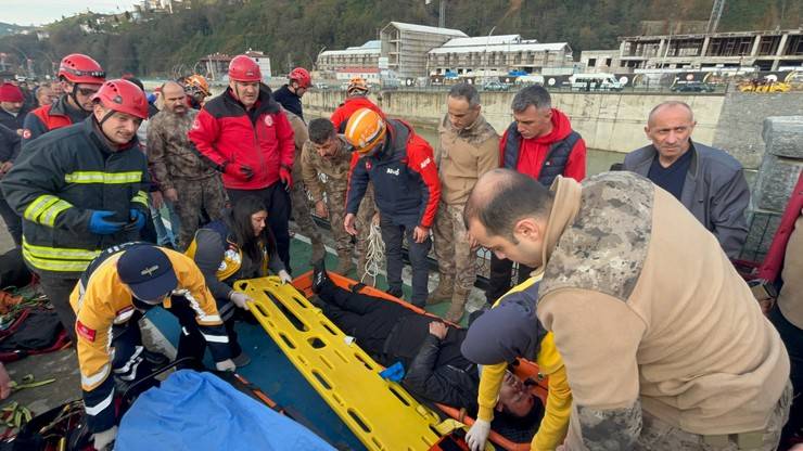 Rize'de öğrenci servisi ile çarpışan otomobil dereye düştü 11 yaralı 27