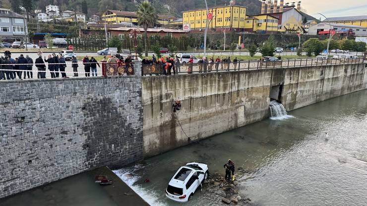 Rize'de öğrenci servisi ile çarpışan otomobil dereye düştü 11 yaralı 28