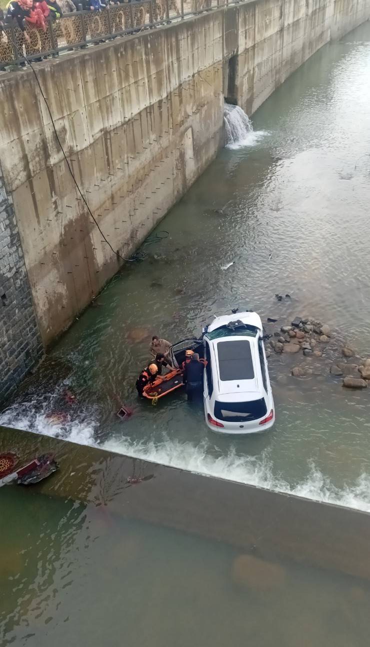 Rize'de öğrenci servisi ile çarpışan otomobil dereye düştü 11 yaralı 3