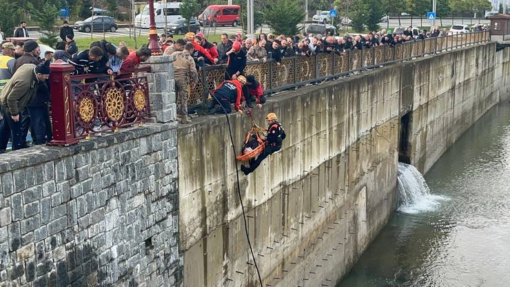 Rize'de öğrenci servisi ile çarpışan otomobil dereye düştü 11 yaralı 30