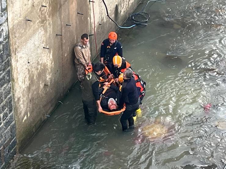 Rize'de öğrenci servisi ile çarpışan otomobil dereye düştü 11 yaralı 33