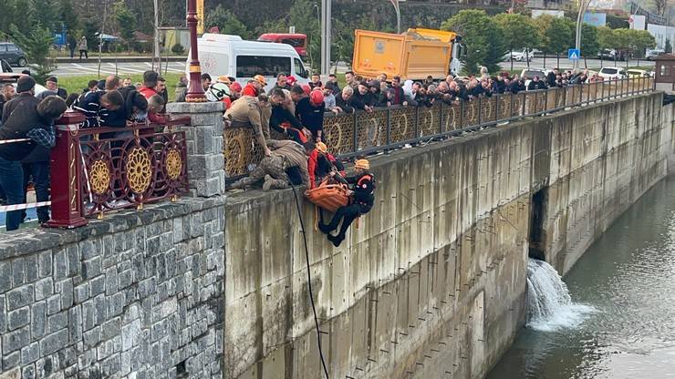 Rize'de öğrenci servisi ile çarpışan otomobil dereye düştü 11 yaralı 34